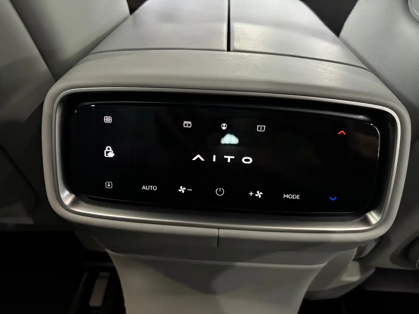 AITO Wenjie AITO M9 2024 Extended Range Ultra 42kWh 6-Seater фото 17