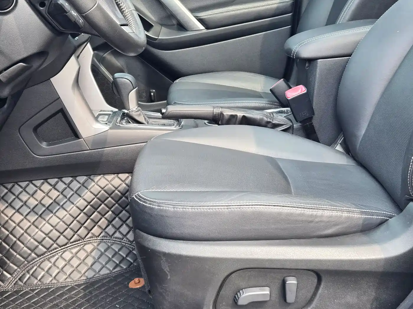 Subaru Forester 2013 2.5i Automatic Luxury Edition фото 8