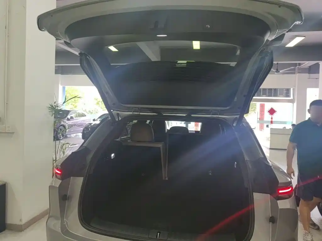 Li Auto i6 2026 2025 2WD Base Model
