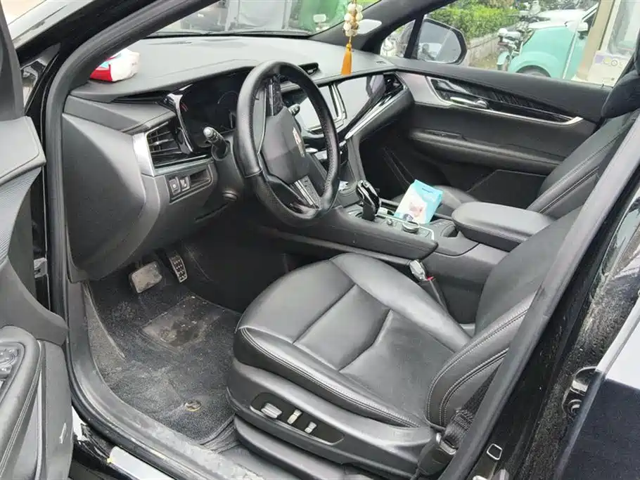 CADILLAC XT6