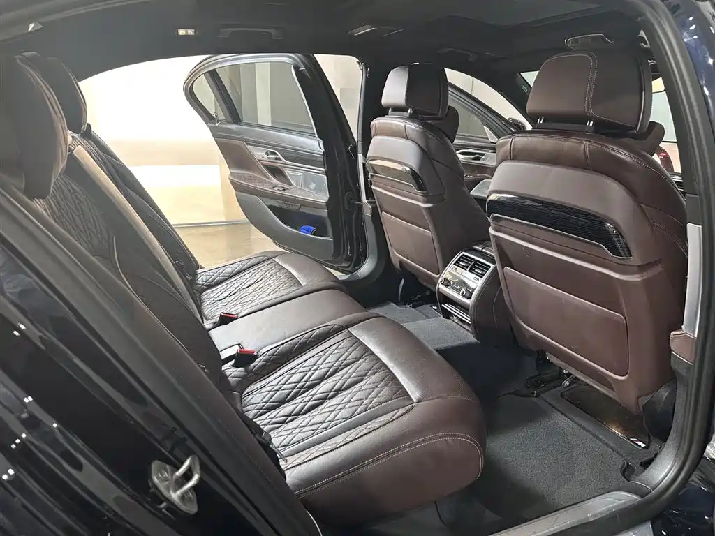 BMW 7 Series 2021 Model 740Li Leading M Sport Package фото 14