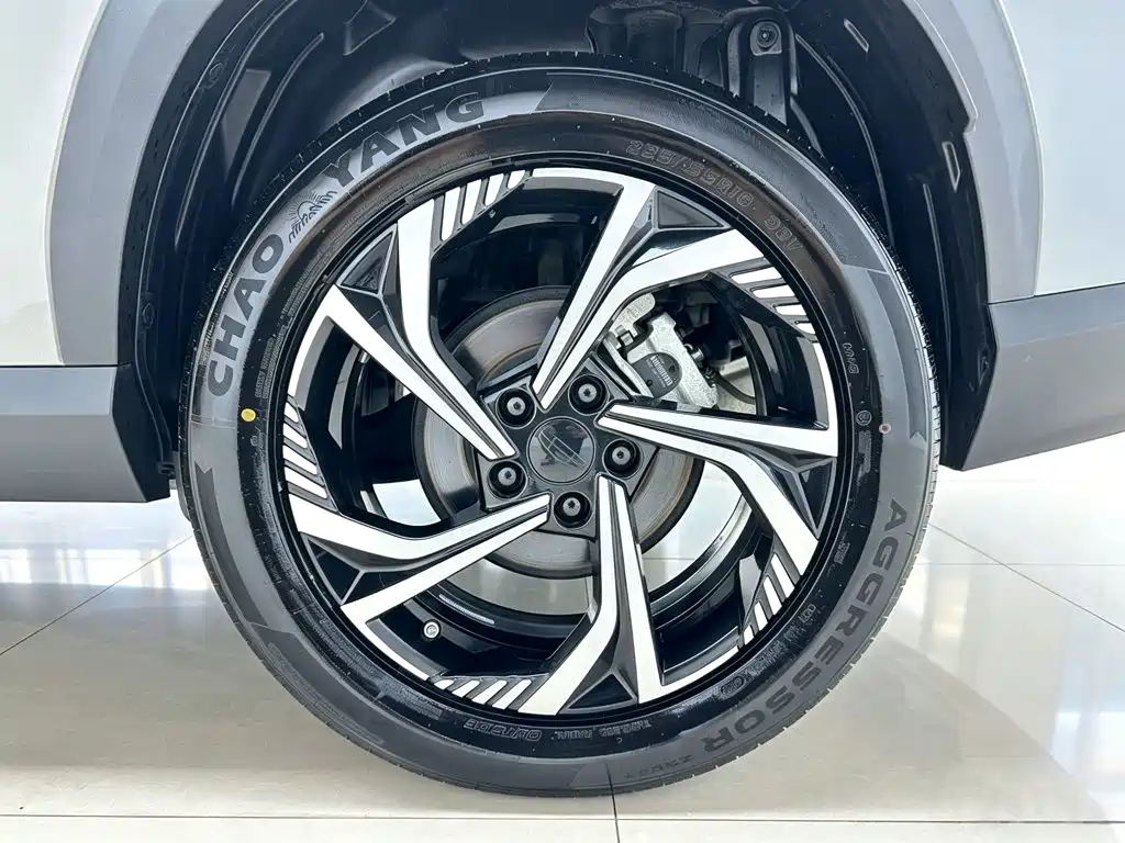 Фото 15 - Geely Atlas
