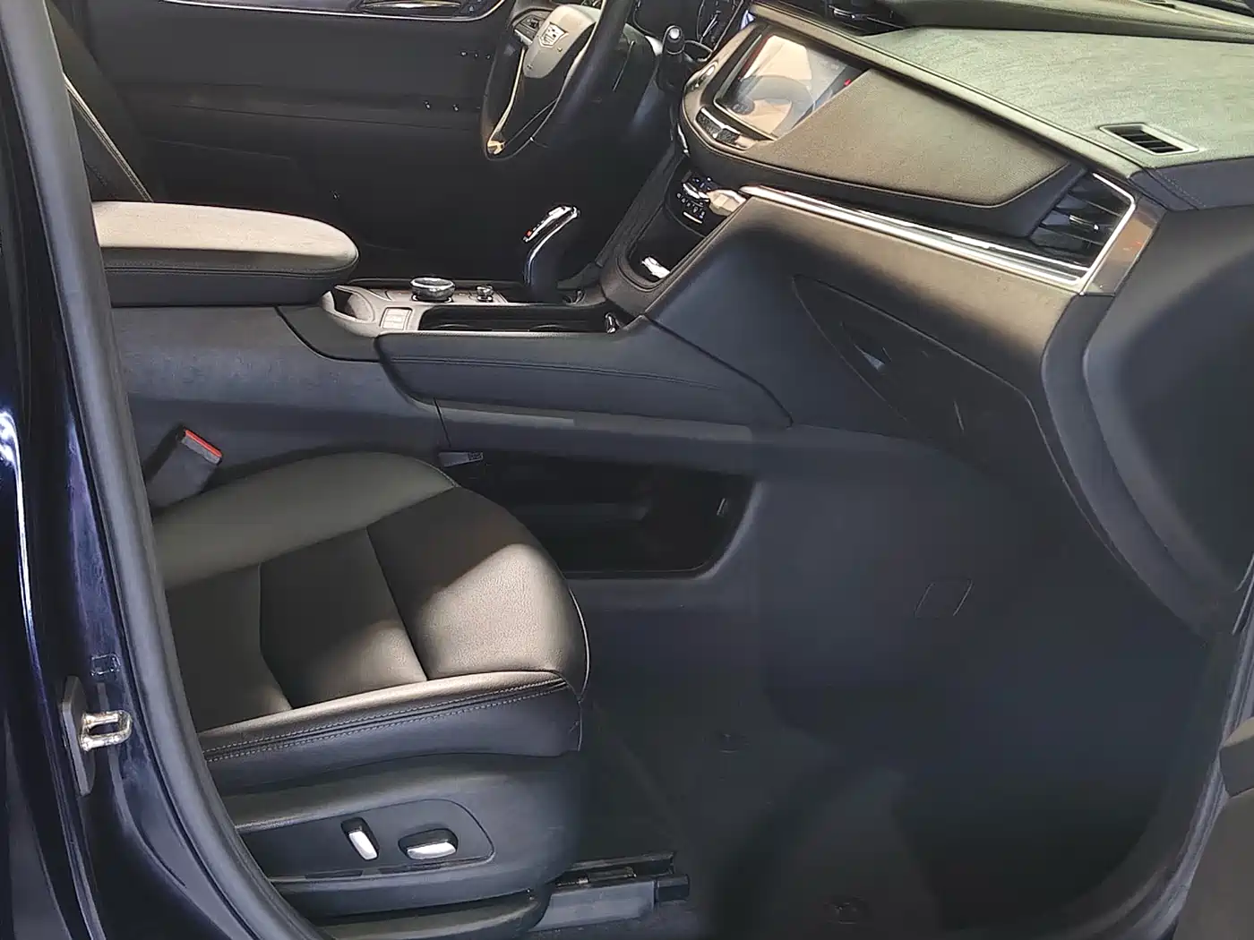 CADILLAC XT6