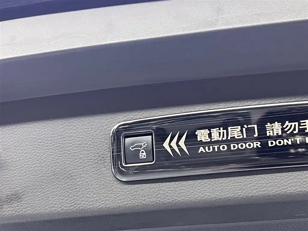 Toyota Granvia 2022 Model Year 2.5L Hybrid Flagship Edition фото 21