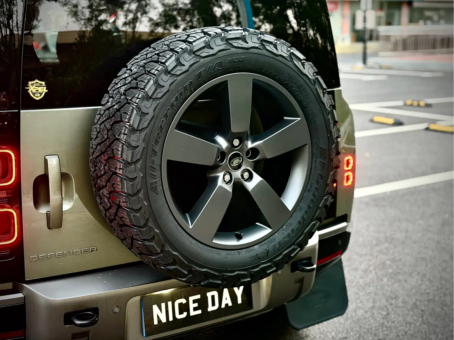 Photo 11 - Land Rover Defender