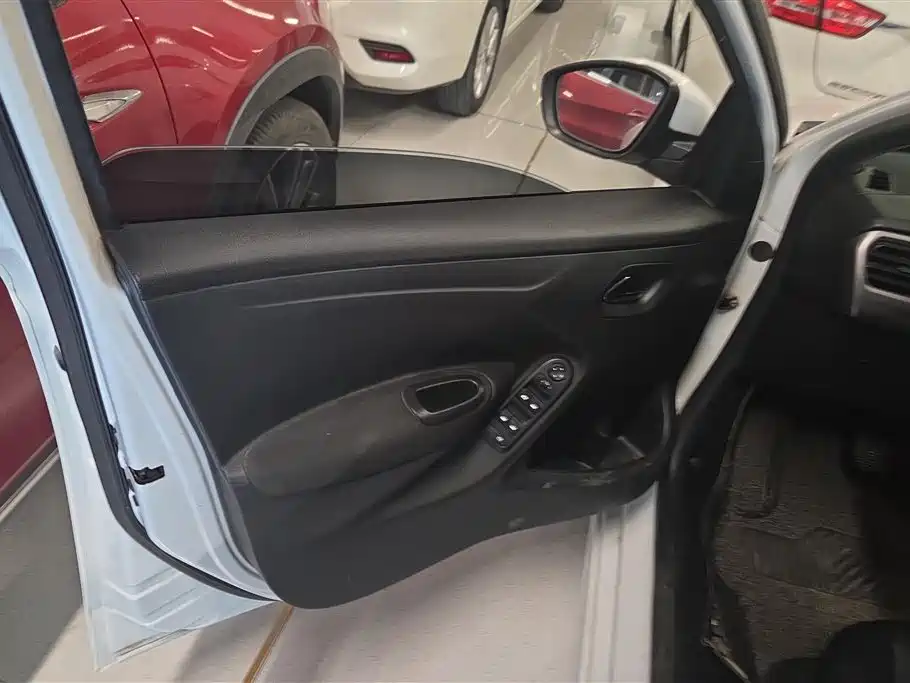 Peugeot 301 2014 1.6L Automatic Comfort Edition фото 7