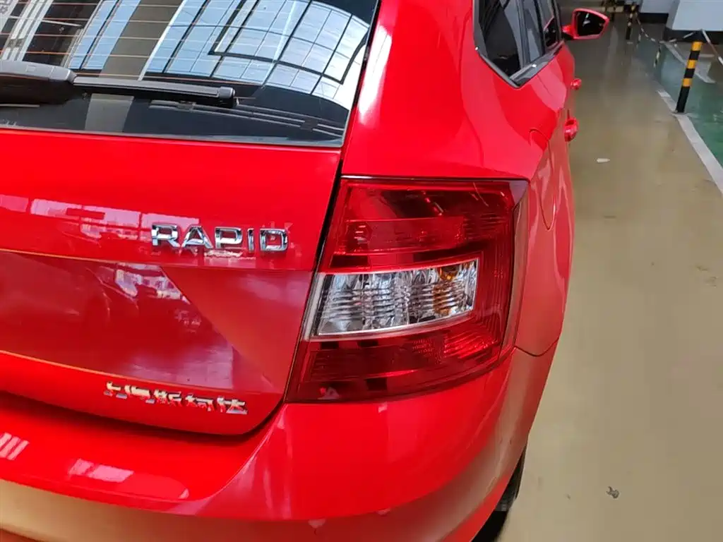 Škoda Skoda Rapid Spaceback 2016 Facelift 1.6L Automatic Innovation Edition фото 8