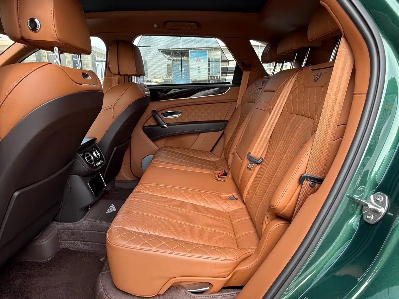 Фото 12 - Bentley Bentayga Hybrid
