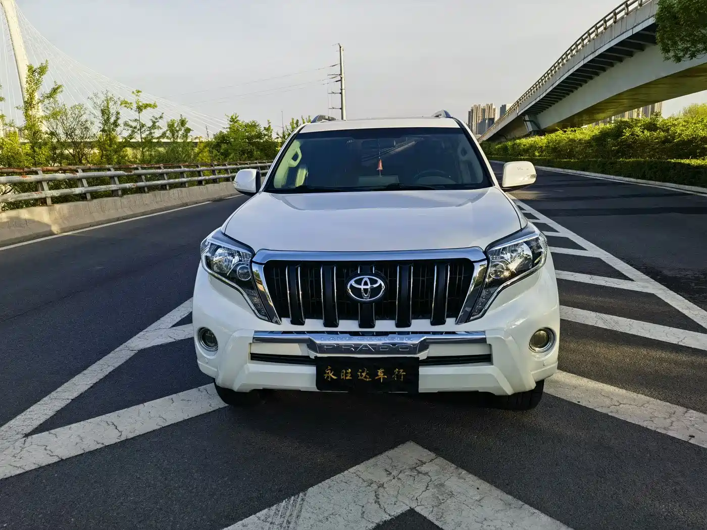 Toyota Prado (Import) 2014 2.7L Automatic Luxury фото 2