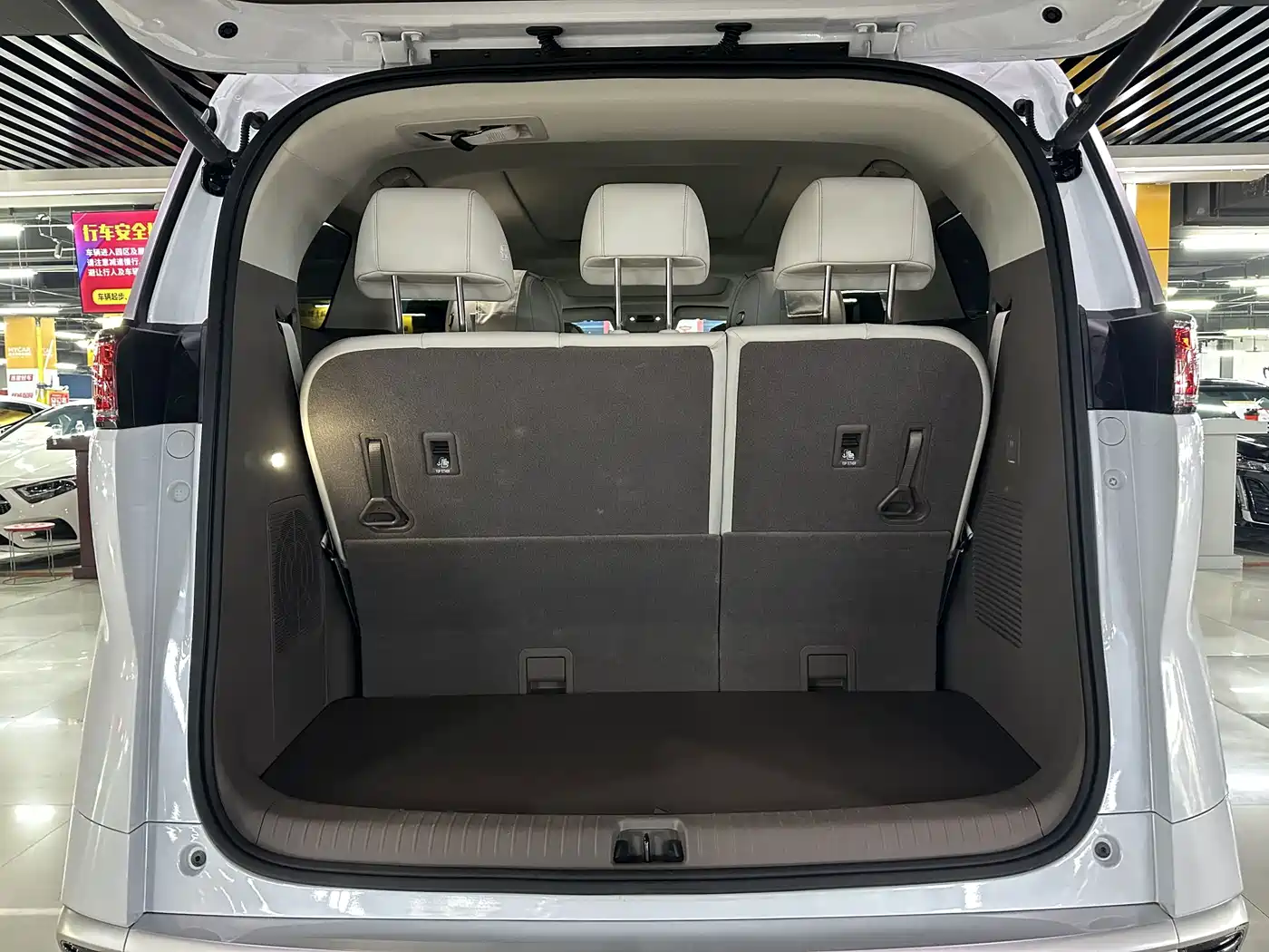 Denza D9 2023 2022 DM-i 970 AWD Flagship