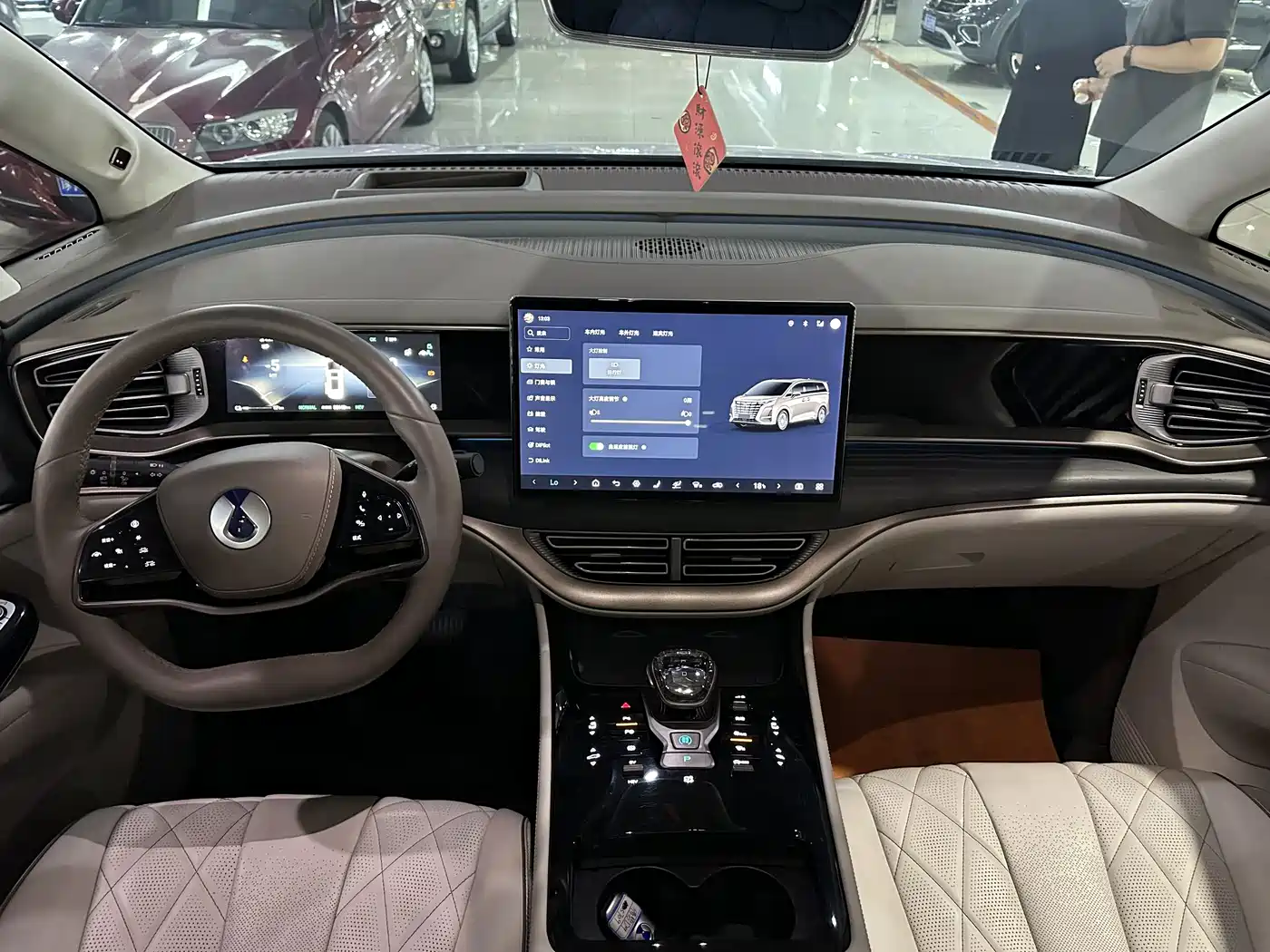Denza D9 2023 2022 DM-i 970 AWD Flagship