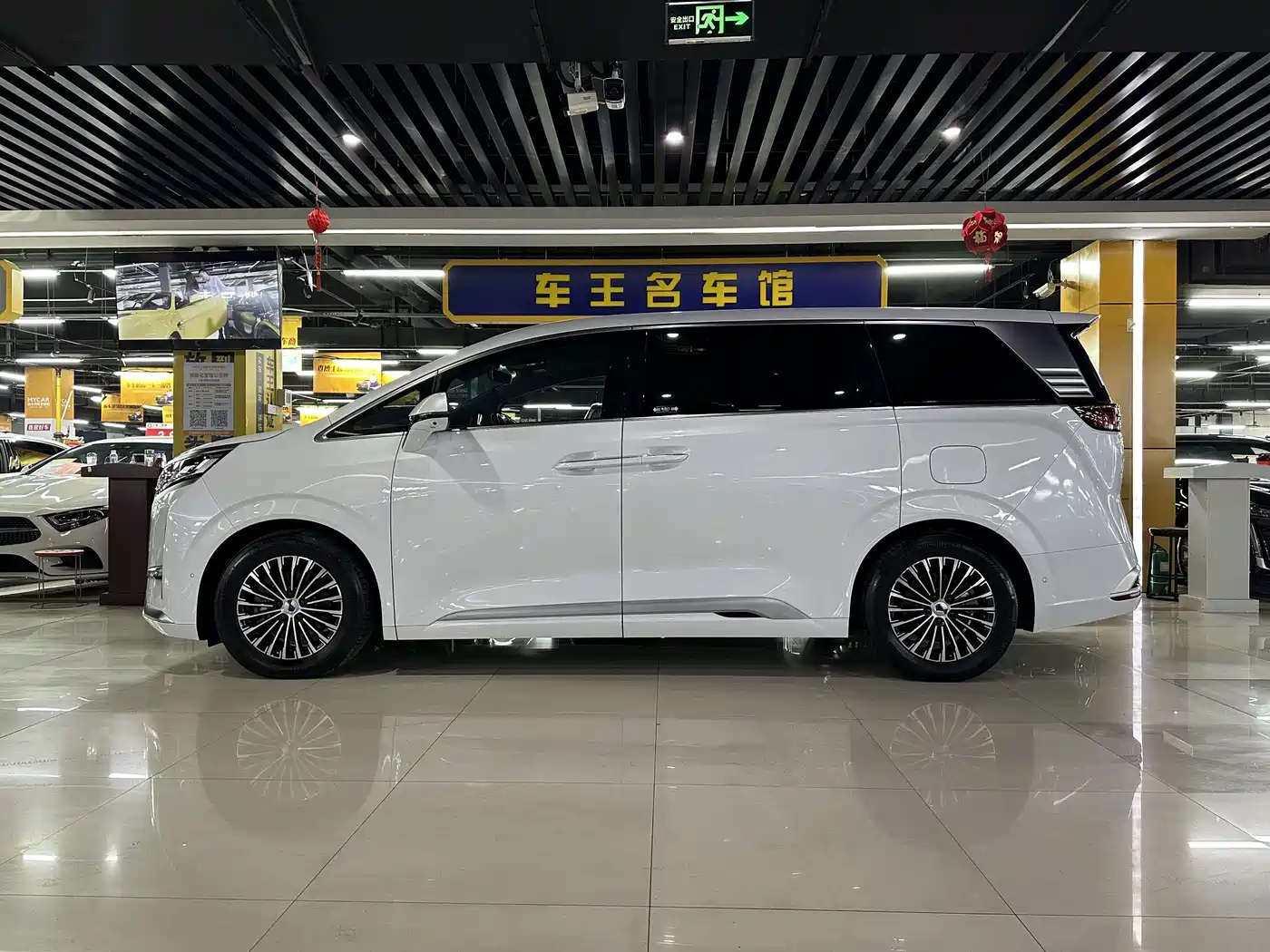 Denza D9 2023 2022 DM-i 970 AWD Flagship