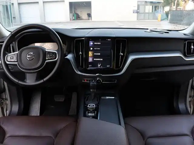 Volvo XC60 2020 T5 4WD Intelligent Comfort Luxury Edition — фото 5