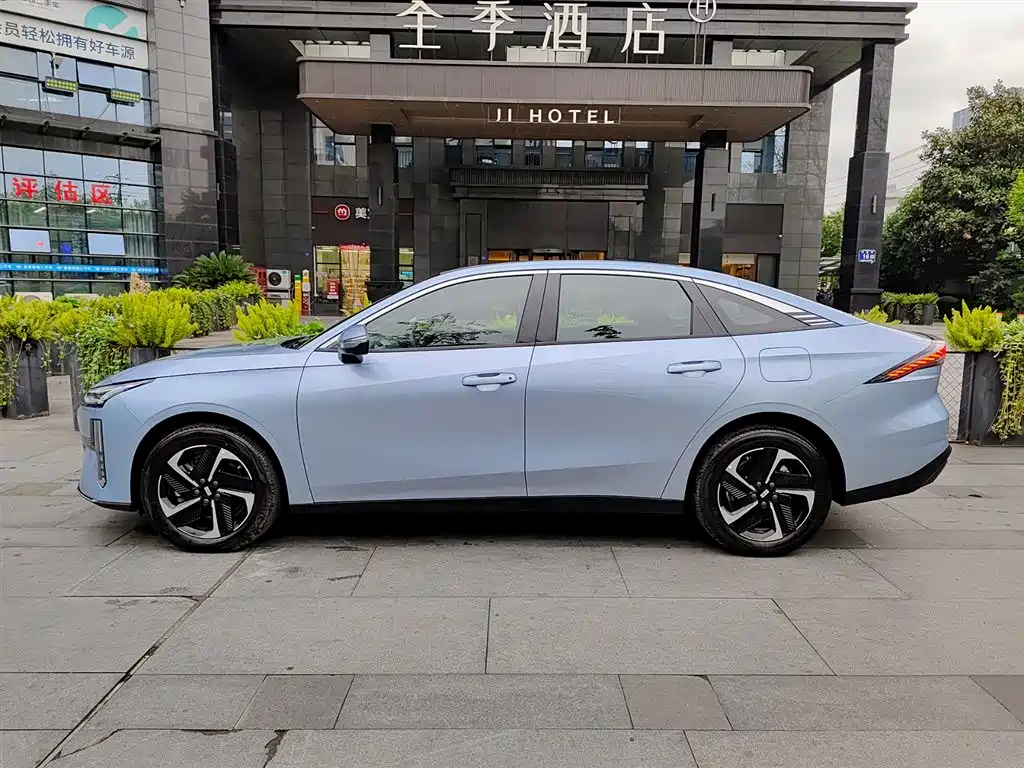 Geely Galaxy Galaxy L6 2025 EM-i 140km Explorer+ Edition фото 3