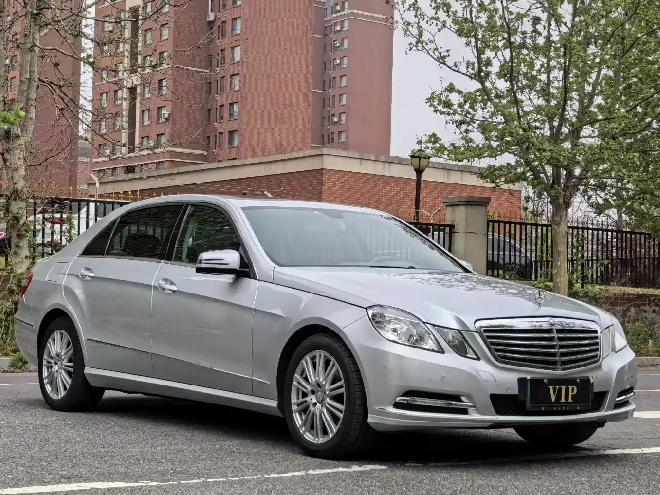 Mercedes-Benz E-Class 2013 Model E 260 L CGI Fashion фото 3