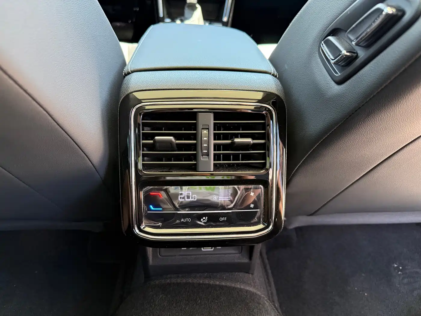 Volkswagen Passat 2024 380TSI Starlight Luxury Edition фото 13