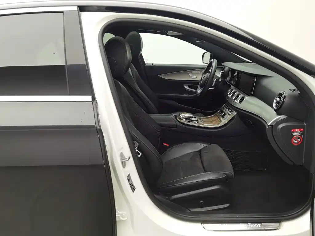Фото 23 - Mercedes-Benz E-Class