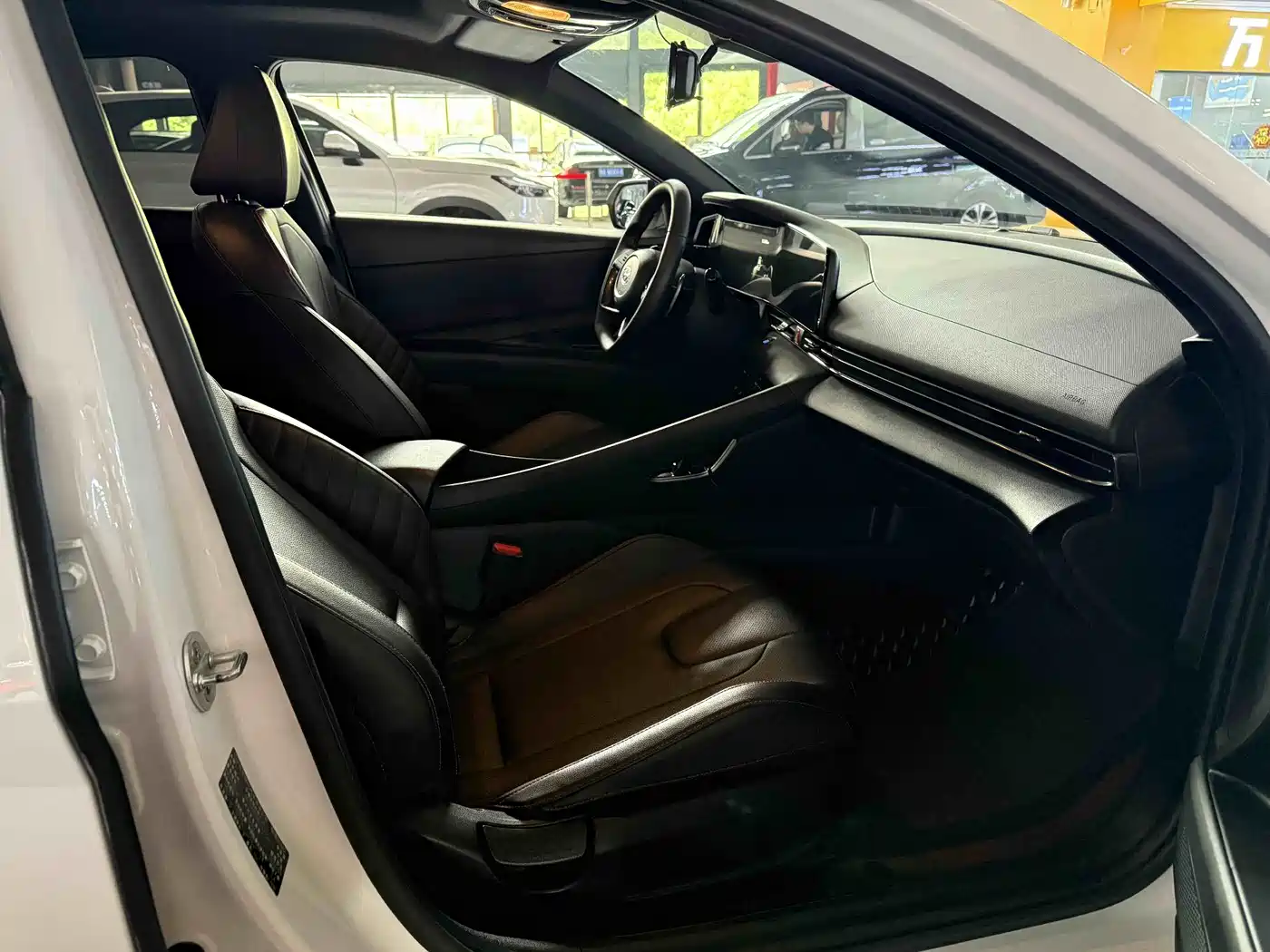 Hyundai Elantra 2022 240TGDi DCT LUX Premium Edition фото 10