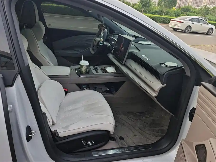 Geely Galaxy Galaxy Xingyao 8 2025 Model 130km EM-i Flagship Edition фото 8