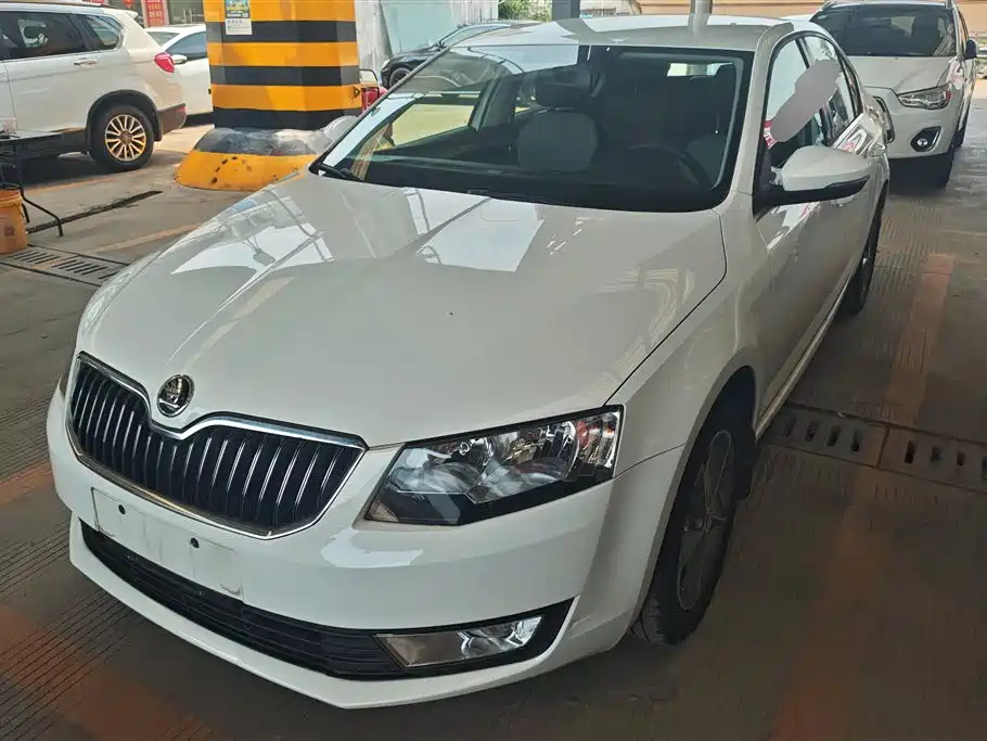 Škoda Octavia 2016 1.6L Automatic Pioneer Edition