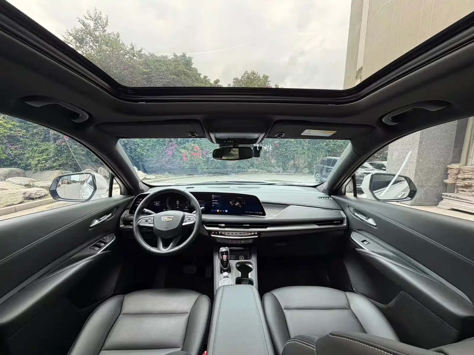 Photo 5 - Cadillac XT4