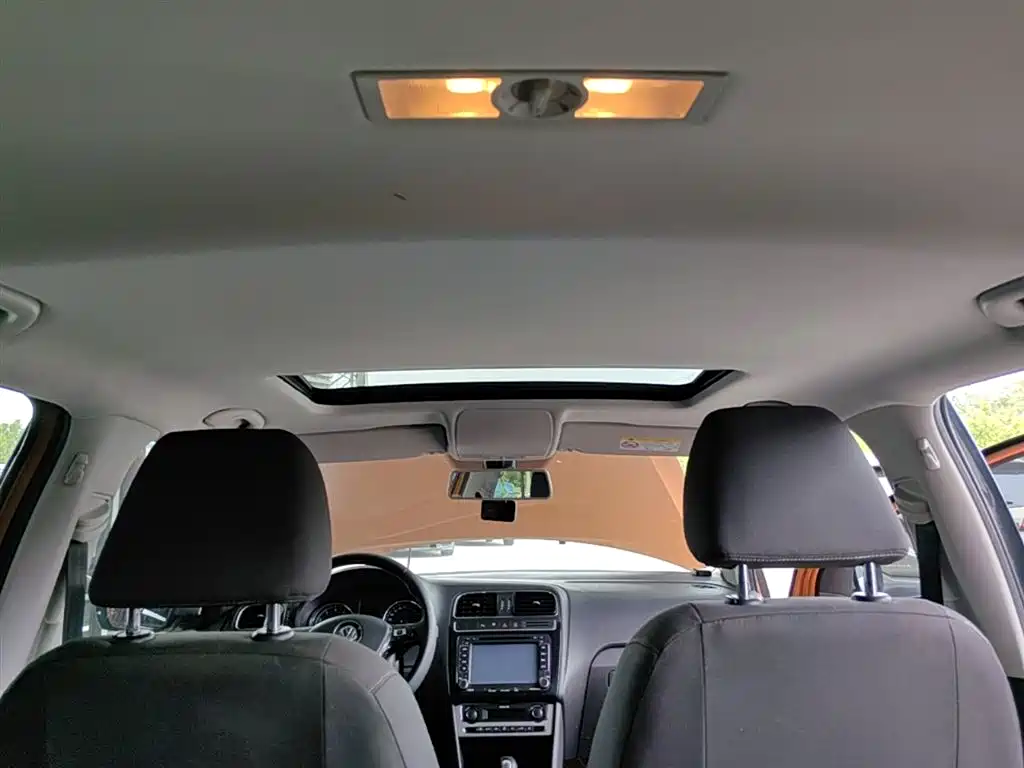Volkswagen Polo 2016 1.6L Cross Polo Automatic фото 18