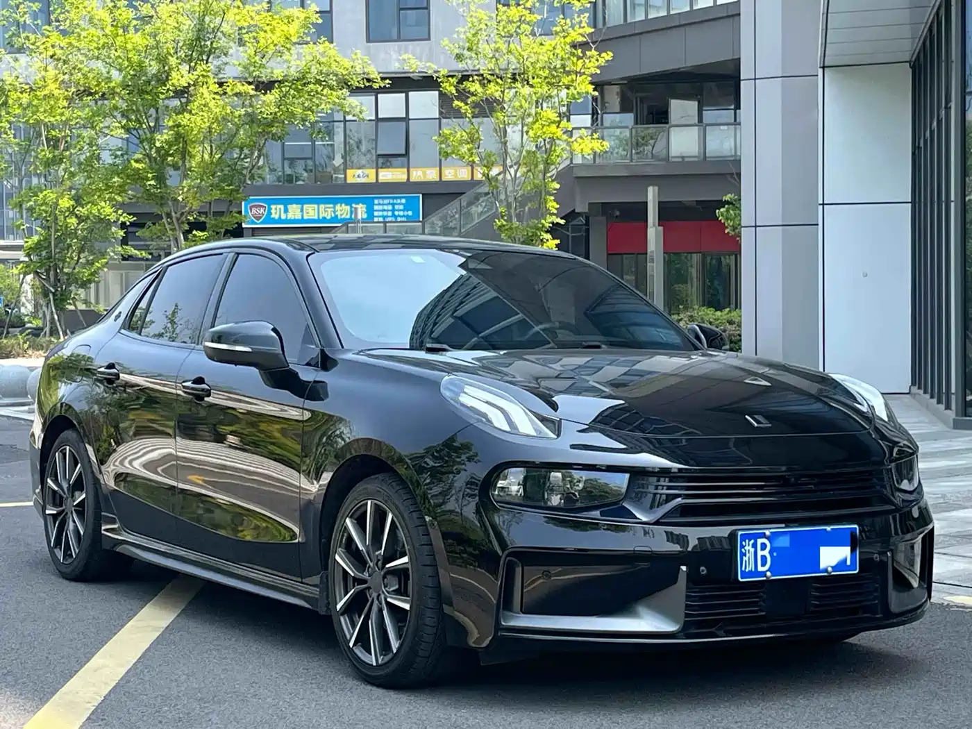Lynk & Co 03 2022 03+ 2.0TD Auto Wind Rider Edition фото 3