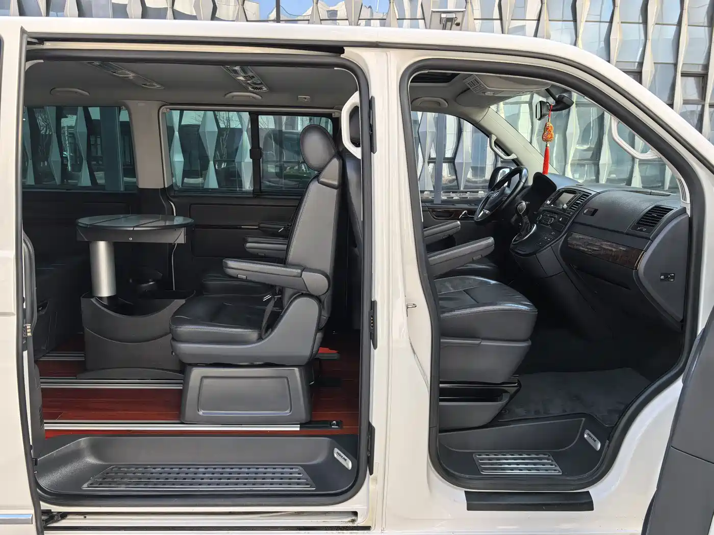 Volkswagen Multivan 2016 2.0TSI 2WD 66th Anniversary Edition фото 15