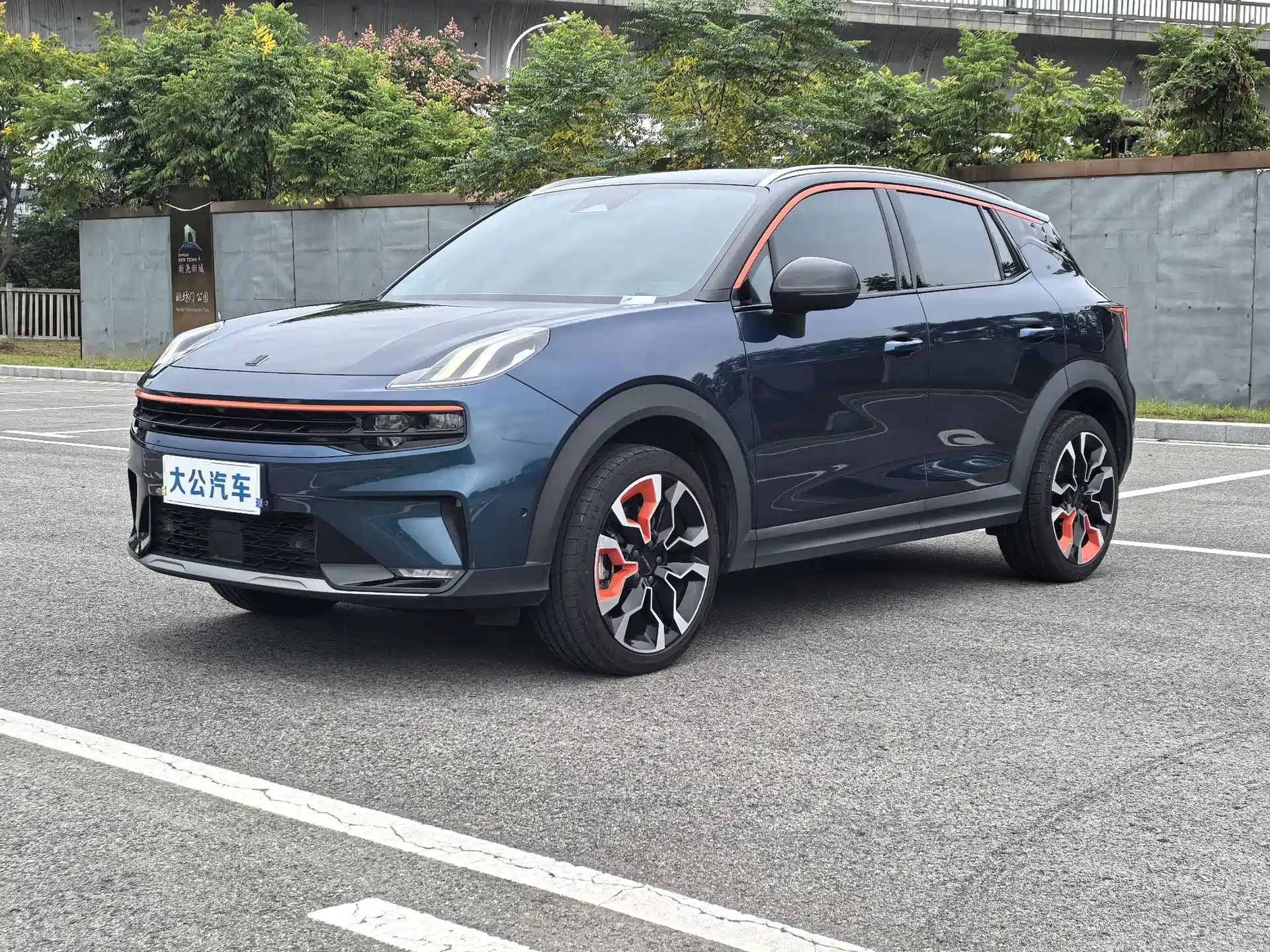 Фото 1 - Lynk & Co 06