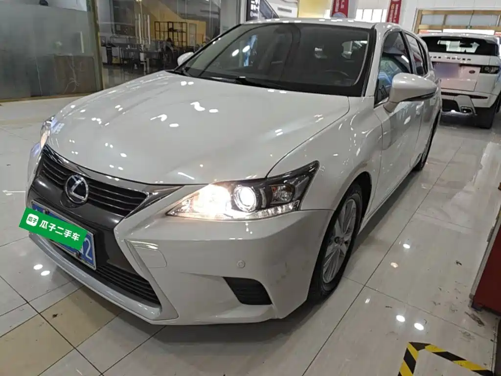 Фото 1 - Lexus CT