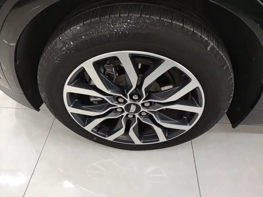 Фото 23 - Cadillac XT5