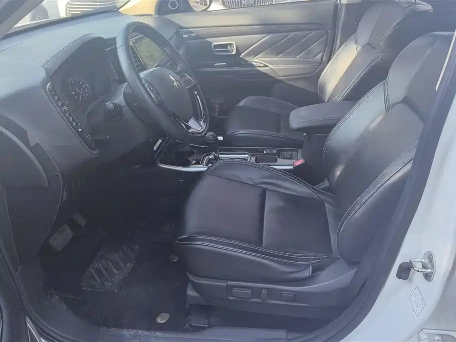 MITSUBISHI OUTLANDER