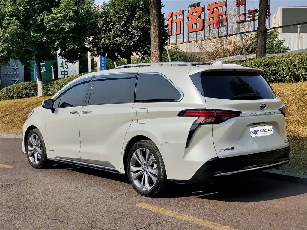 Toyota Sienna 2023 2.5L Hybrid Platinum Edition фото 4