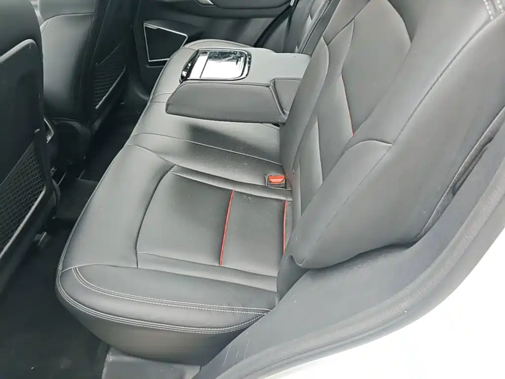 Фото 17 - Geely Atlas