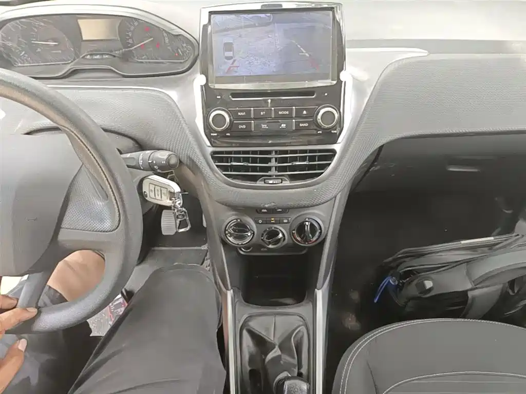Peugeot 2008 2014 1.6L Manual Trend Edition фото 14