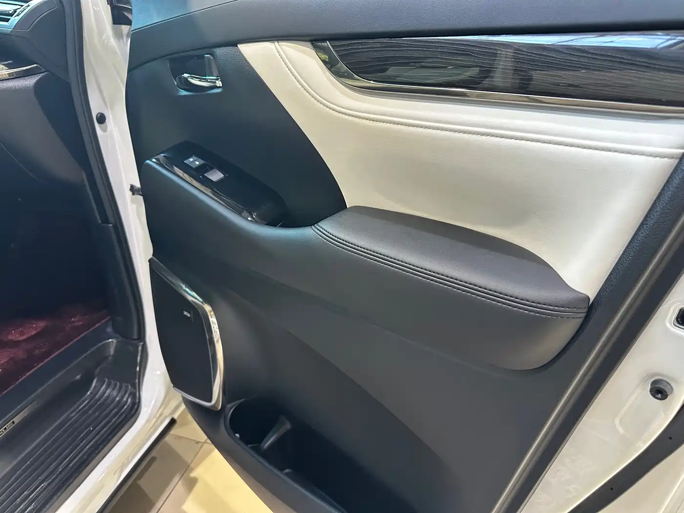 Lexus LM 2021 2020 300h Seven-Seater Elegance Edition