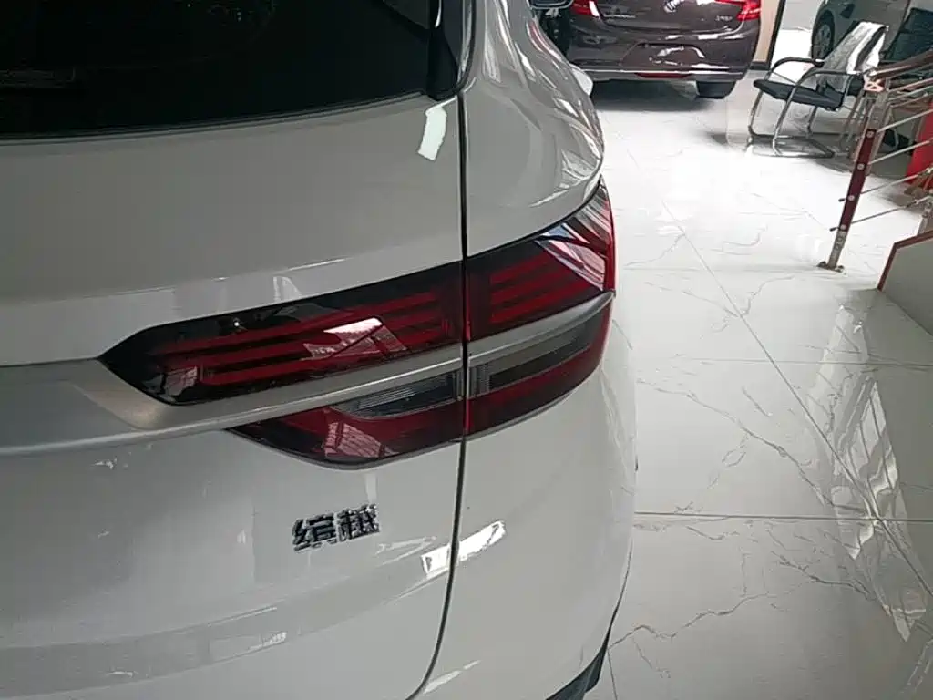Фото 8 - Geely Binyue