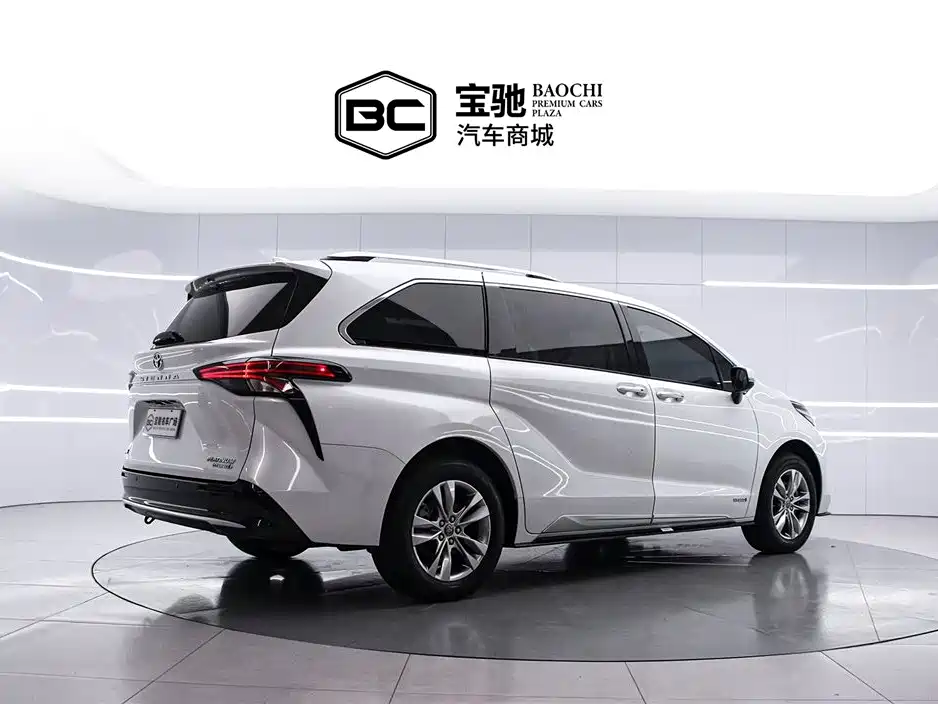 Toyota Sienna 2021 2.5L Hybrid Platinum Edition фото 3
