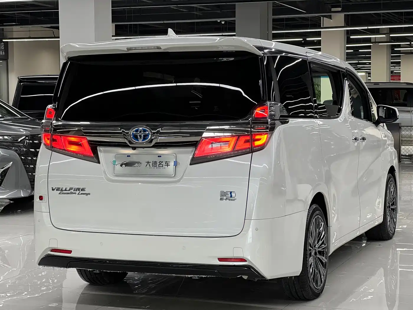 Toyota Vellfire 2021 Crown Hybrid 2.5L HV Luxury Edition фото 4