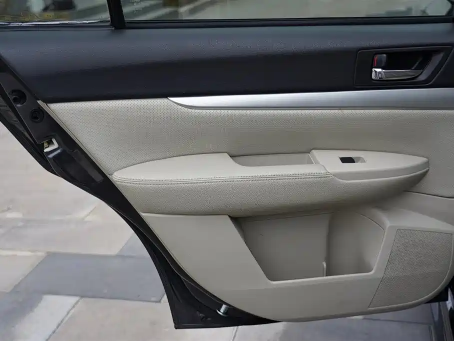 Subaru Legacy 2010 Model 2.0i Luxury фото 18