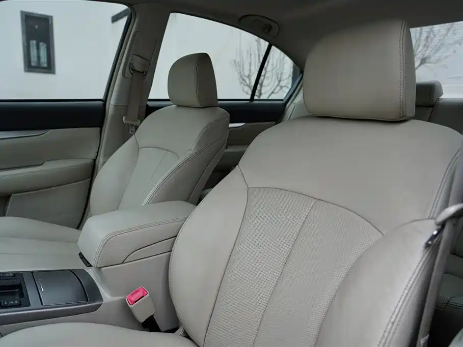 Subaru Legacy 2010 Model 2.0i Luxury фото 32