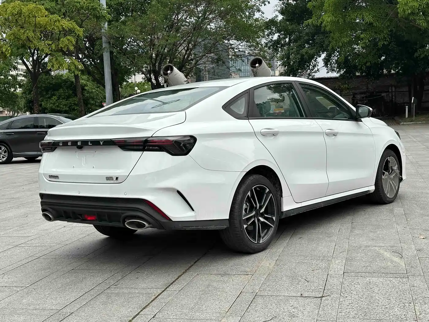 Фото 12 - Geely Binrui