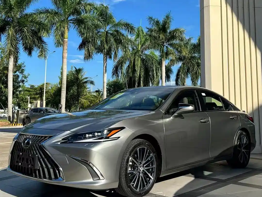 Фото 1 - Lexus ES