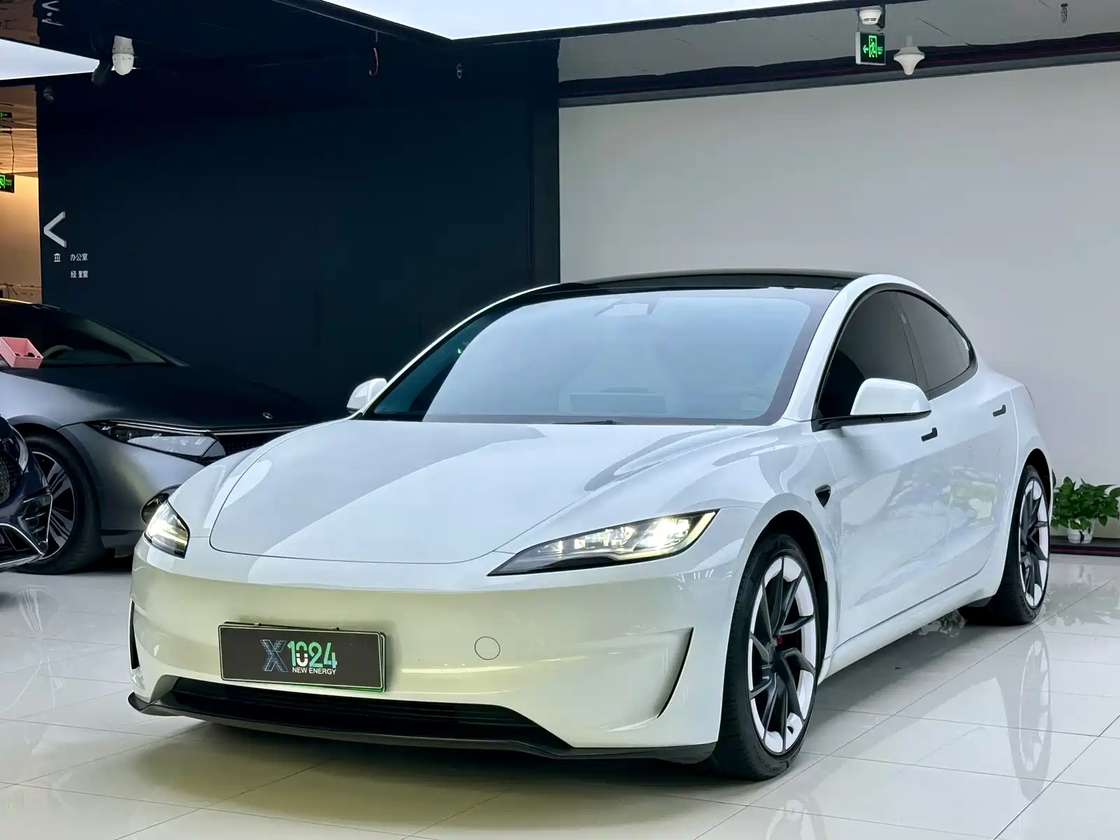 Фото 1 - Tesla Model 3