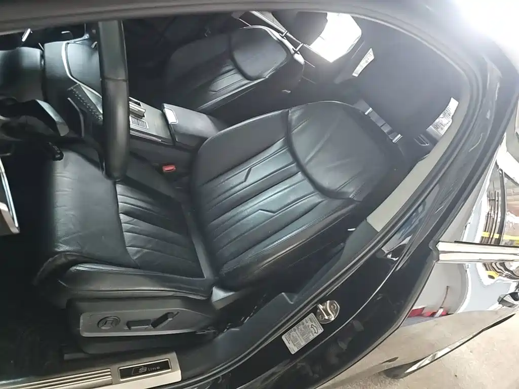 Фото 15 - Audi A6L