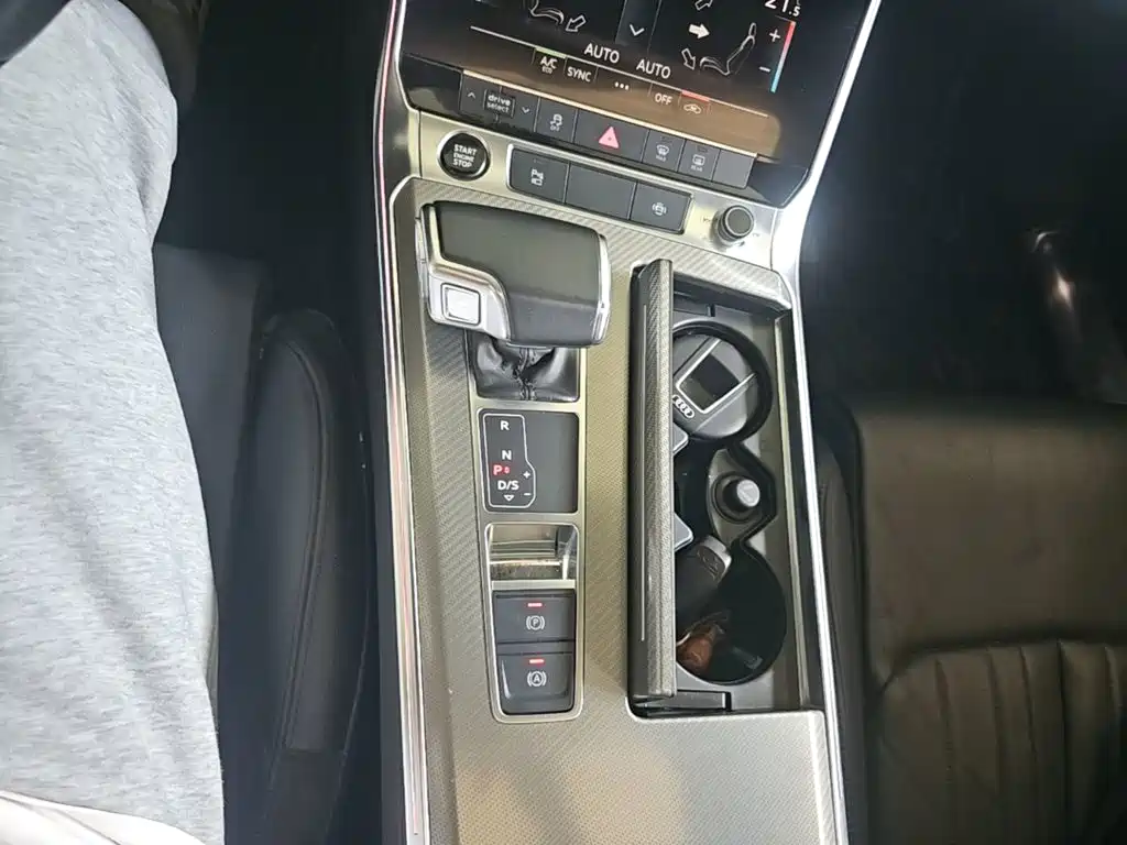 Фото 14 - Audi A6L