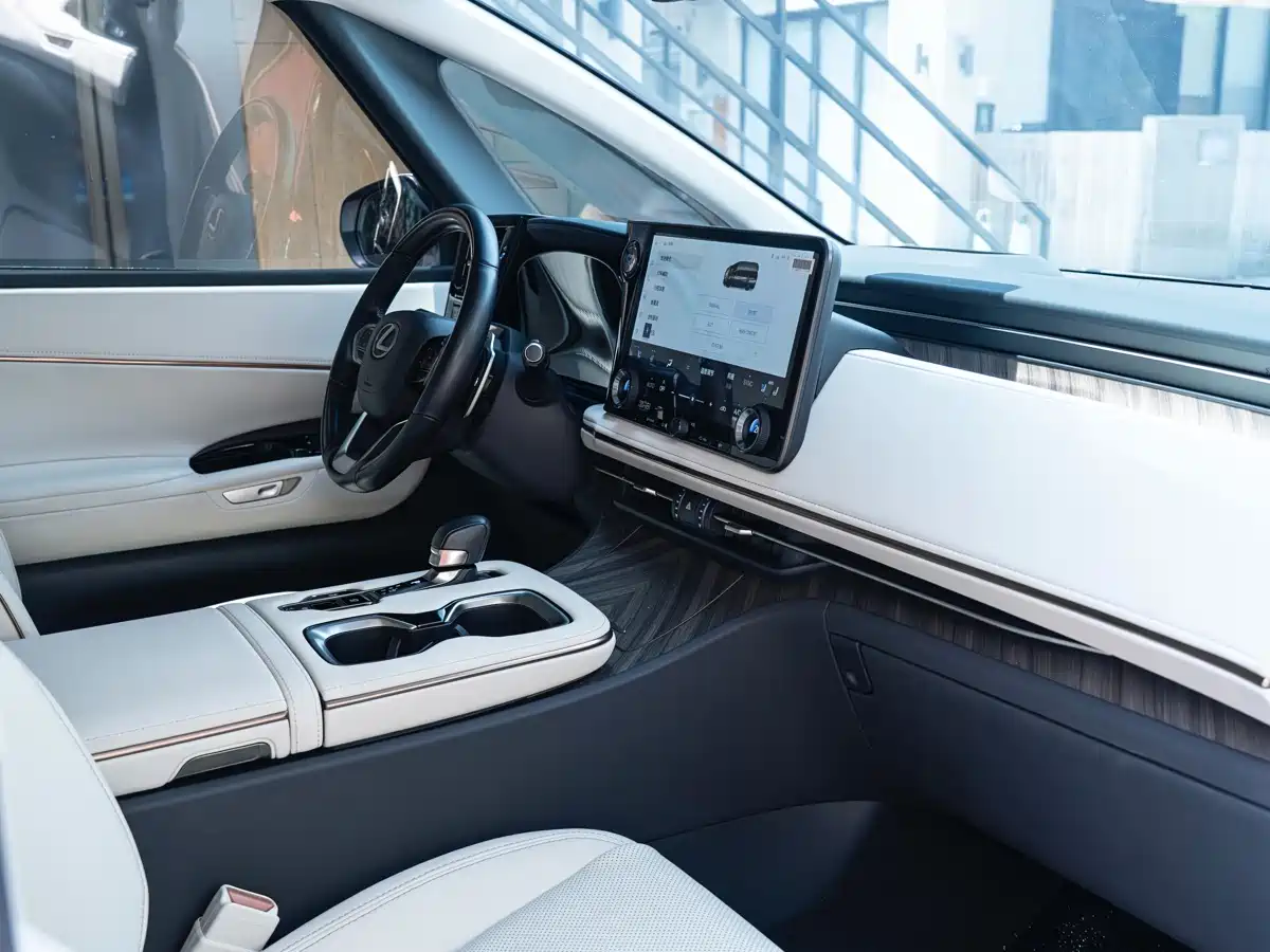 Lexus LM 2023 500h 6-Seater Prestige Edition фото 23