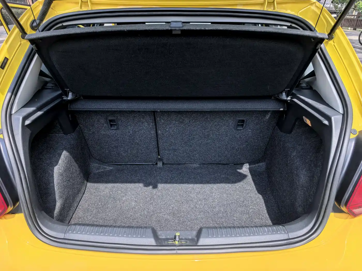 Volkswagen Polo 2014 1.6L Automatic Luxury Edition фото 17