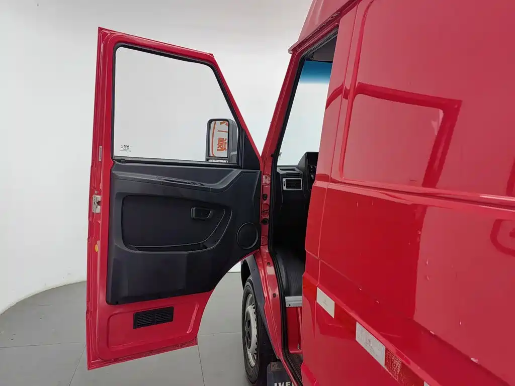 Iveco Daily 2023 2021 Model 2.8T V35 VAN Cargo Van 3 Seats Short Wheelbase Medium Roof Single Tire Manual Door