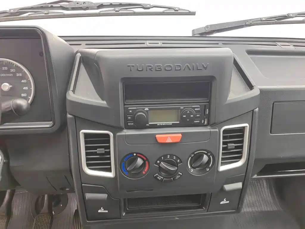 Iveco Daily 2023 2021 Model 2.8T V35 VAN Cargo Van 3 Seats Short Wheelbase Medium Roof Single Tire Manual Door